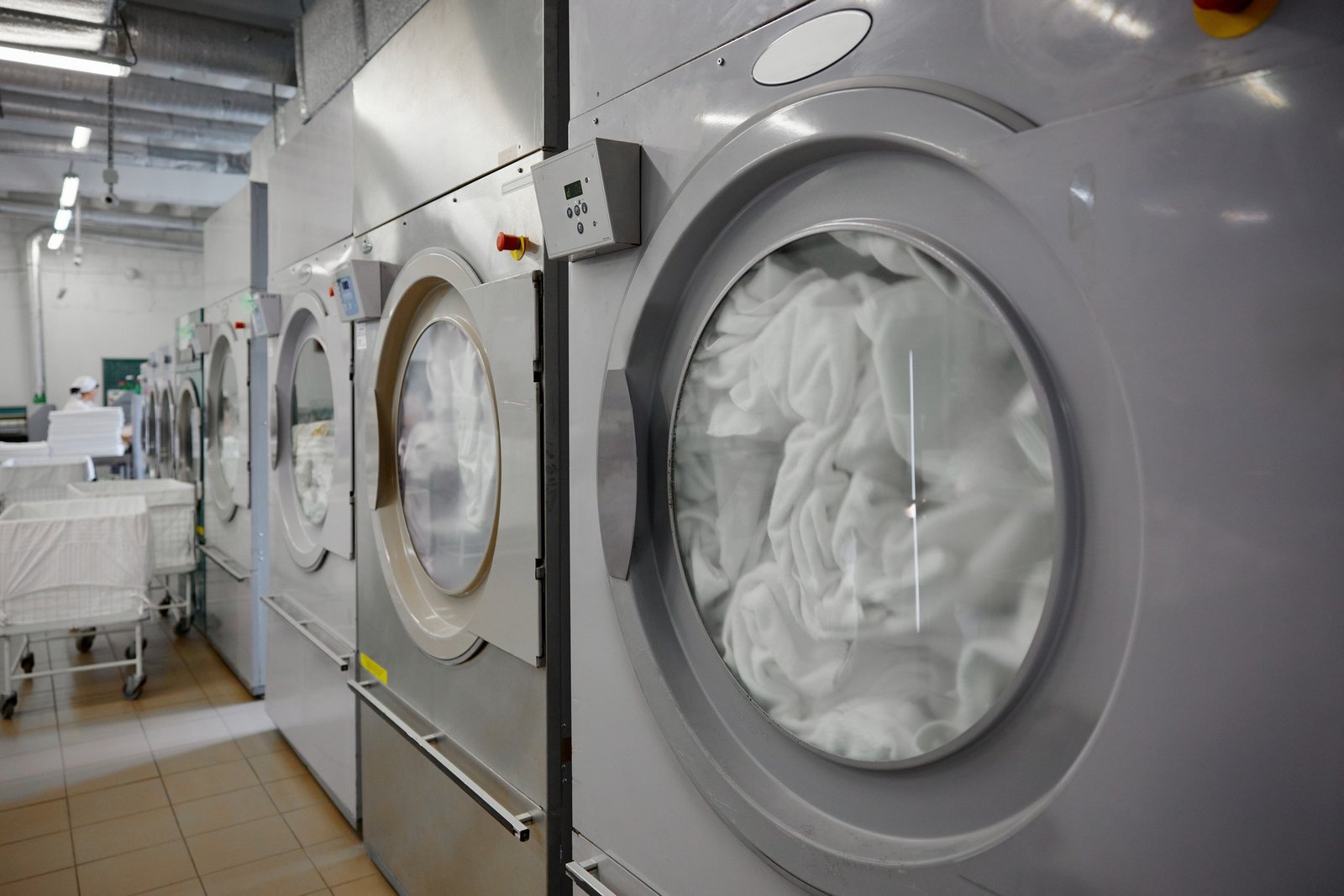 Daunenkissen im Waschsalon waschen – lohnt es sich?